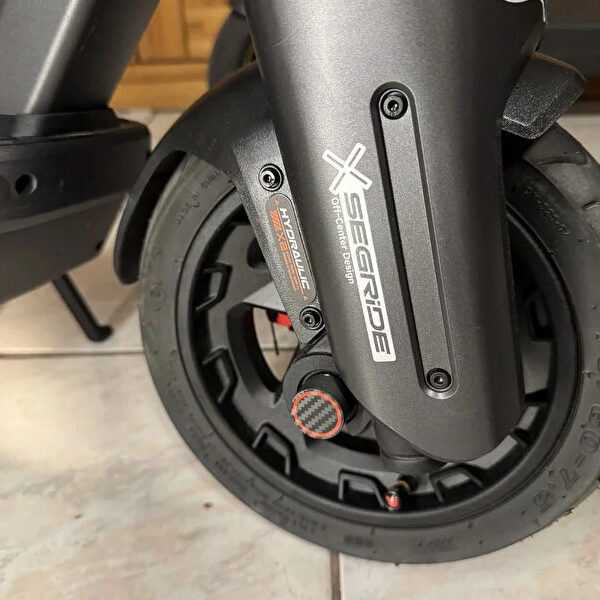 Segway Ninebot G3 MAX Uyumlu Karbon Desenli Tekerlek Somunu Kapağı Kırmızı Siyah 2 Adet Koruyucu Kapak